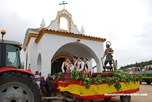 Damas de honor y San Isidro llegando a la ermita
